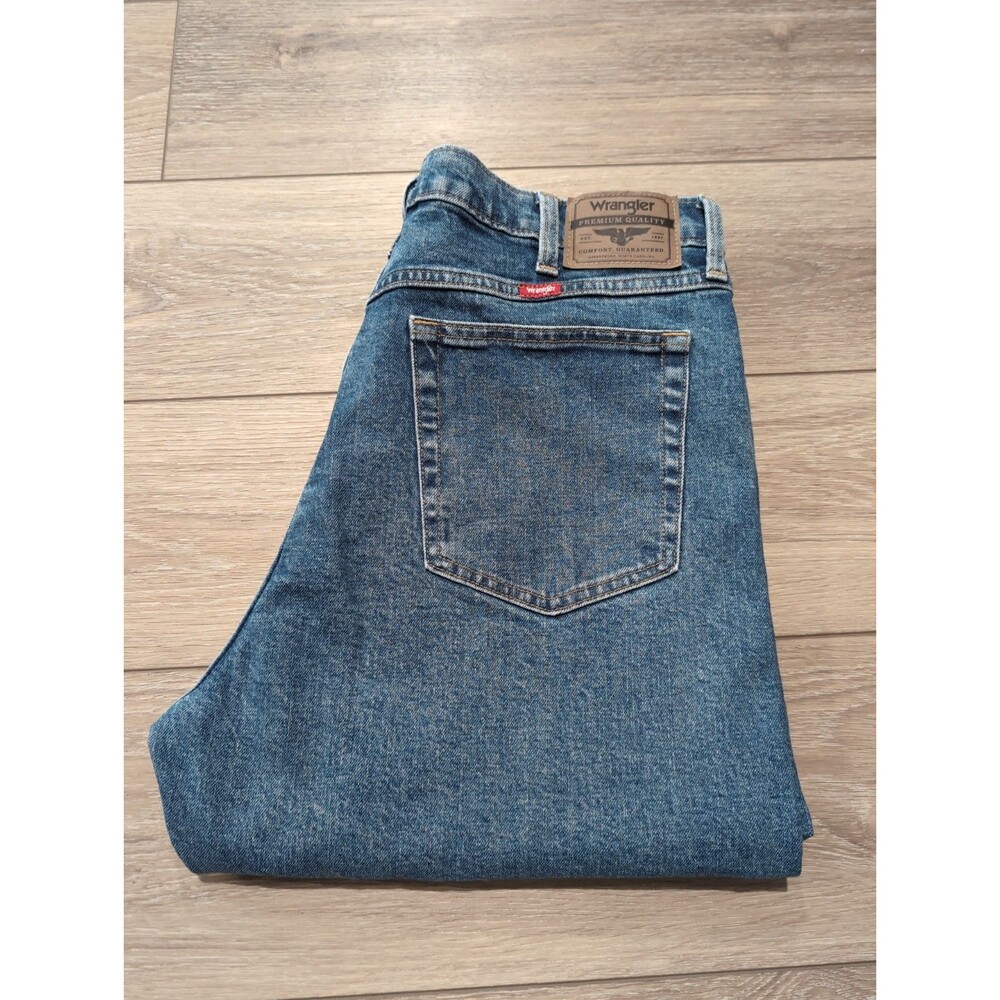 Wrangler Men's 38 x 32 Blue straight stretch Jeans EUC